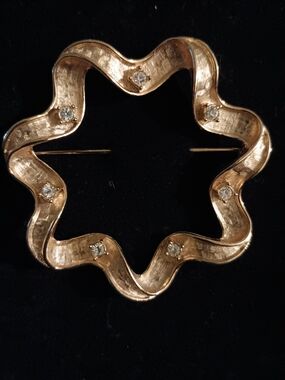 Vintage Sarah Coventry Gold Wavy Star Brooch with Clear Stones - Women Jewelry